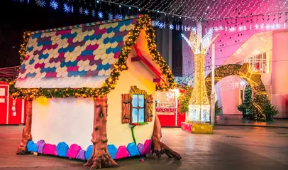 Una casa adorna el Mercado de Navidad de Craiova junto a las luces.