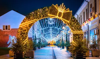 Un arco con luces te guía el camino a seguir para que no te pierdas ninguna de las figuras.