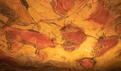 Réplicas de las pinturas de las orginales cuevas de Altamira repletas de color.