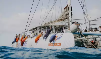 El barco Ocean por las aguas de Lanzarote