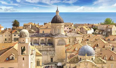  Vista panorámica de la catedral de Dubrovnik y los tejados del casco antiguo junto al mar Adriático.