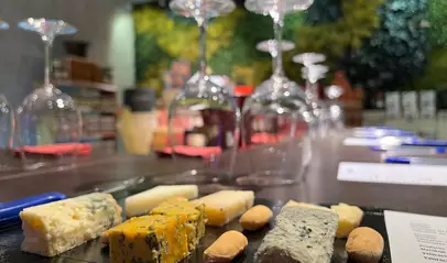 Todo listo con las copas y el queso para la cata de quesos.