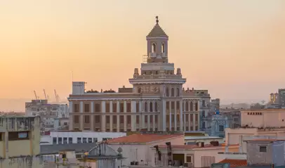 Vista al atardecer del icónico edificio Bacardí en La Habana, Cuba