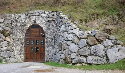 Entrada al funicular que sube hasta el pueblo de montaña de Bulnes, Asturias
