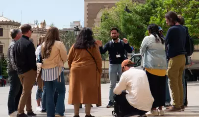 Guía cuenta las historias de la zona a todos los visitantes