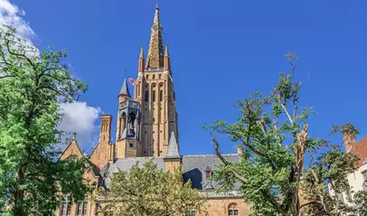 La Iglesia de Nuestra Señora destaca por su imponente torre.