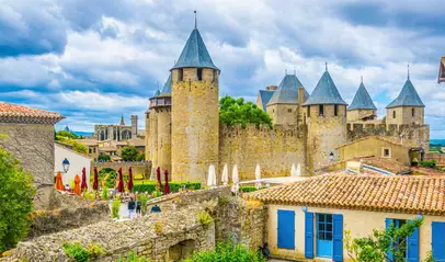Calles y terrazas dentro de la ciudadela de Carcasona, con vistas a las murallas y a la Basílica de San Nazario.