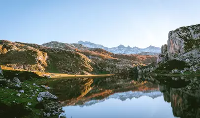 Preciosa panorámica de los Lagos de Covadonga en los Picos de Europa, Asturias