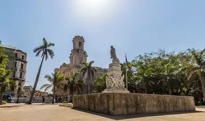 Un precioso día soleado en el Parque Central de La Habana