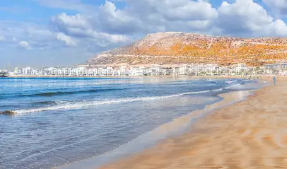 La playa de Agadir es perfecta para relajarse, nadar o pasear sobre su arena dorada.