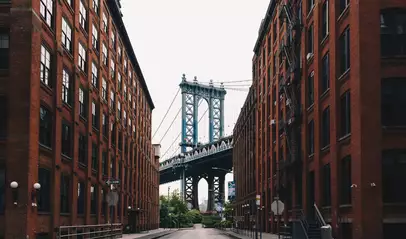 Puente de Manhattan visto entre edificios de ladrillo rojo en el barrio de DUMBO en Brooklyn.