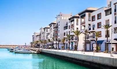 El puerto deportivo de Agadir combina yates, terrazas y un paseo moderno junto al mar.