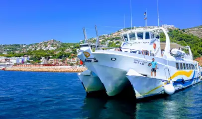 Catamarán que te llevará por un recorrido acuático por Jávea.