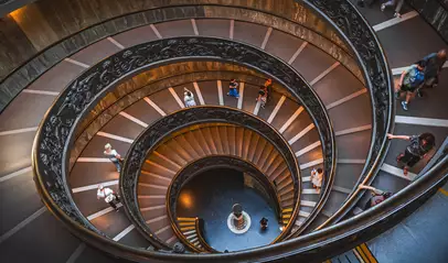 Escalera helicoidal de doble espiral en los Museos Vaticanos vista desde arriba.