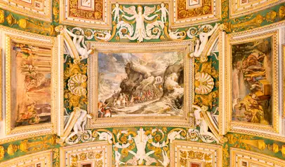 Techo ornamentado con frescos y relieves dorados en los Museos Vaticanos.